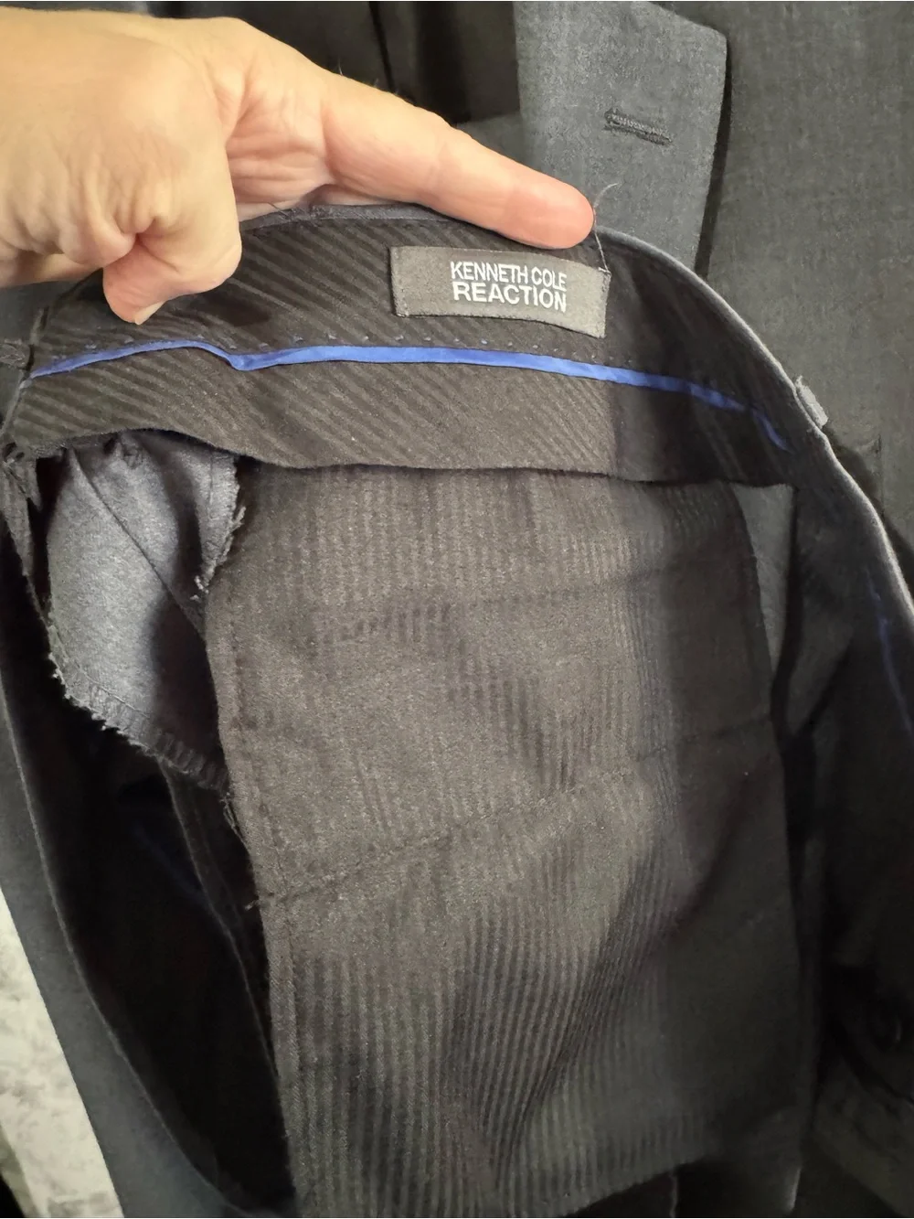 Kenneth Cole Reaction Men's Gray Two-Piece Suit:Blazer 40L & Pants 34W/34L